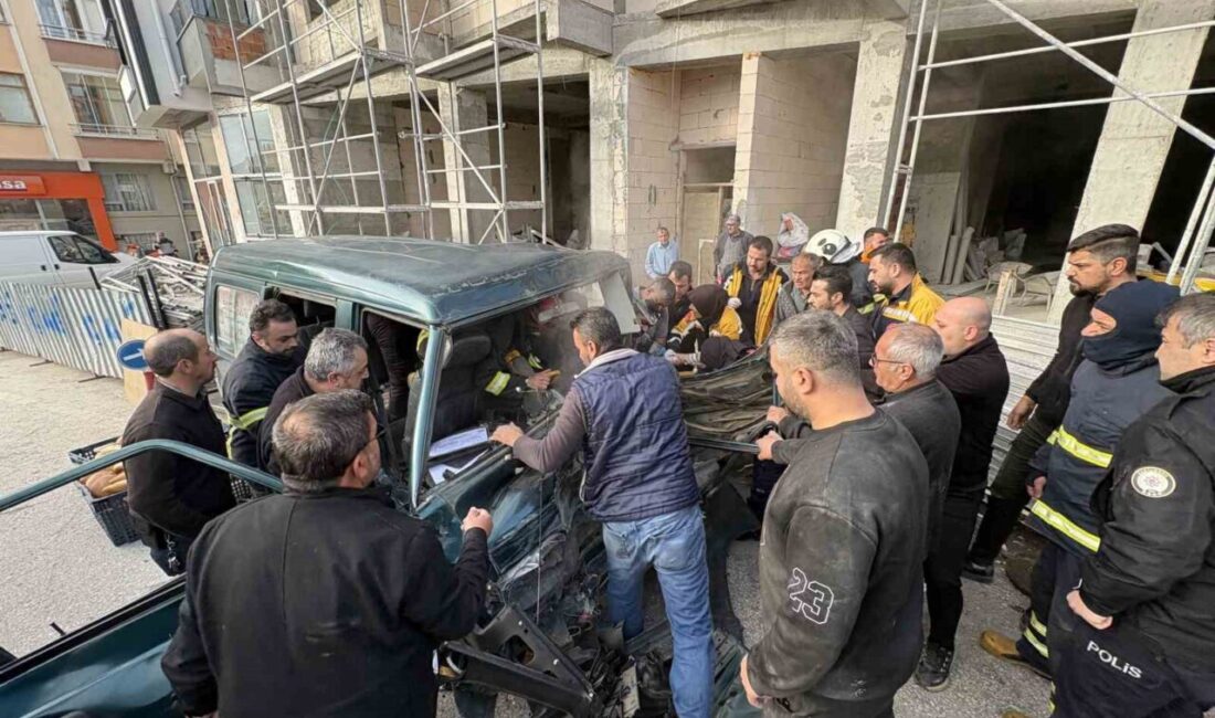 Tosya ilçesinde, minibüs ile kamyonetin çarpışması sonucu meydana gelen kazada