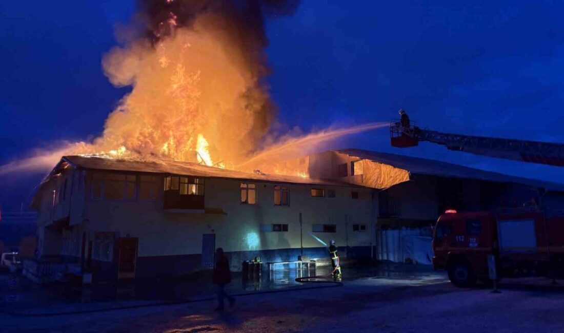 Kastamonu’nun Tosya ilçesinde bulunan bir fabrikada yangın çıktı ve itfaiye