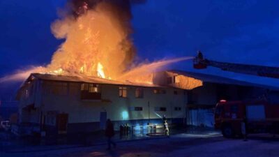 Kastamonu’nun Tosya ilçesinde bulunan bir fabrikada yangın çıktı ve itfaiye