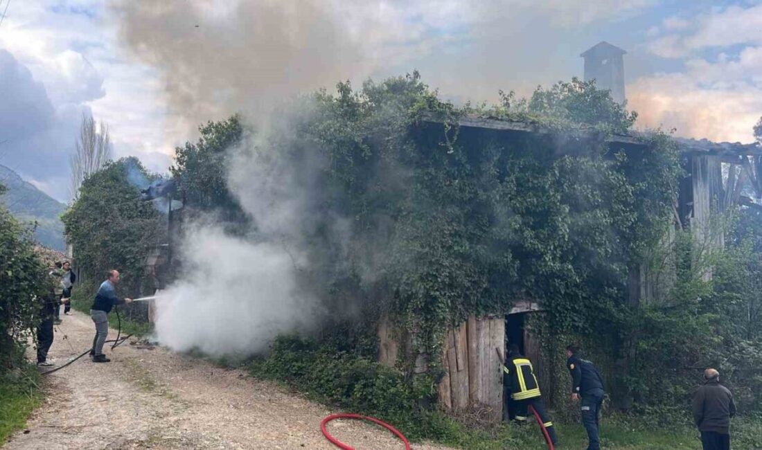 Kastamonu’nun Cide ilçesinde terkedilmiş bir binada çıkan yangın, itfaiye ekipleri
