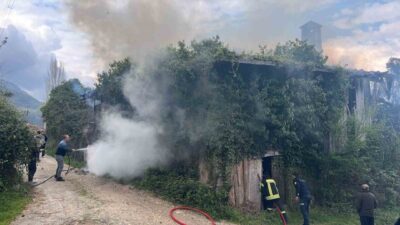 Kastamonu’nun Cide ilçesinde terkedilmiş bir binada çıkan yangın, itfaiye ekipleri