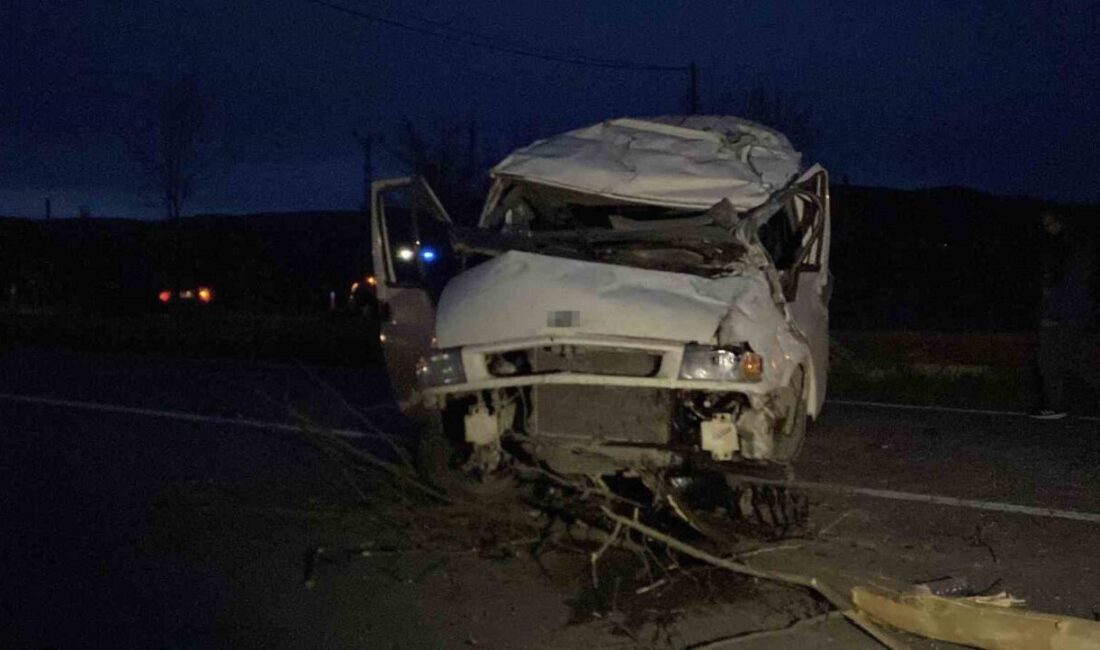 Taşköprü ilçesinde minibüs ile hafif ticari aracın çarpışması sonucunda 7