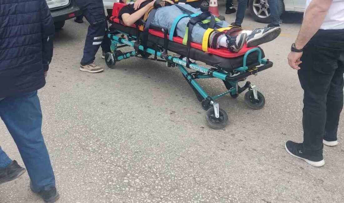 Tosya ilçesinde bir motosiklet, Hükümet Caddesi’nde seyir halinde olan bir
