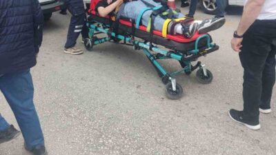 Tosya ilçesinde bir motosiklet, Hükümet Caddesi’nde seyir halinde olan bir