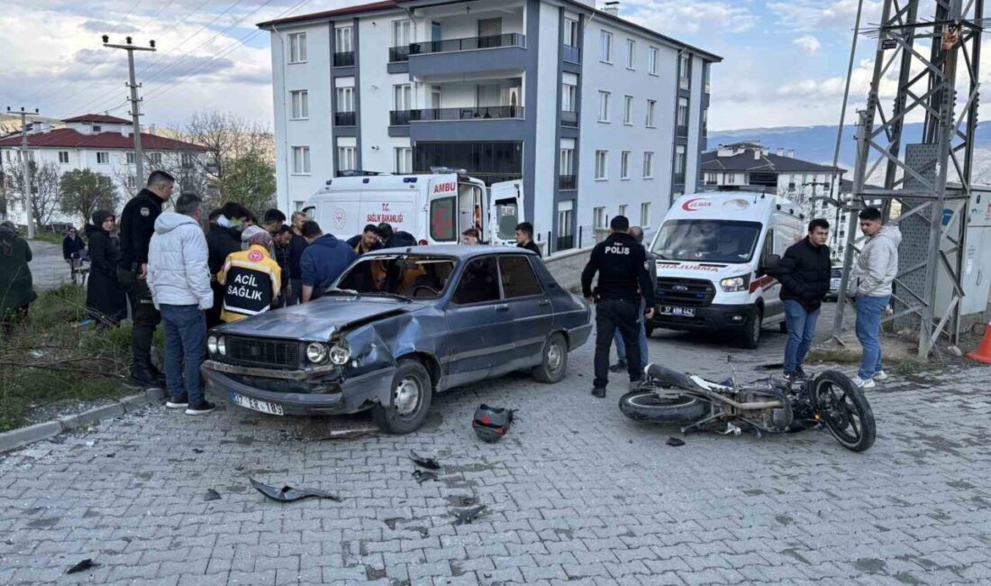 Tosya ilçesinde motosiklet ile otomobilin çarpışması sonucunda 3 kişi yaralandı.