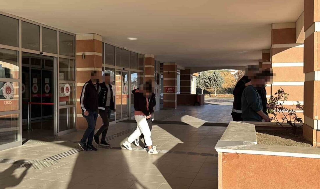 Kastamonu’da polis ekipleri tarafından düzenlenen iki ayrı uyuşturucu operasyonunda yakalanan