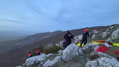 Dereçiftlik Köyü’nde, sarp kayalıklarda mahsur kalan bir keçi, Aydıncık ilçesinde