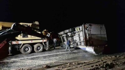 Alaca ilçesinde meydana gelen ve bir tırın devrilmesine neden olan