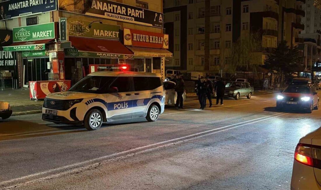 Kayseri’nin Talas ilçesinde meydana gelen bıçaklı kavgada 2 kişi yaralandı.