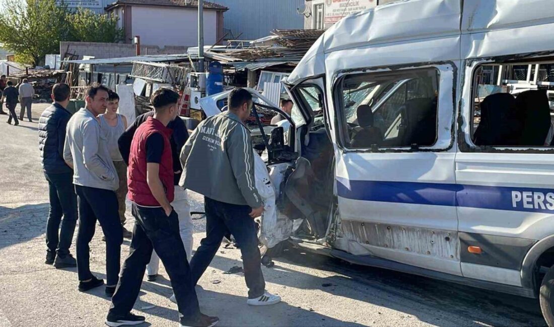 Kayseri Kocasinan ilçesinde meydana gelen trafik kazasında, işçi servisi ile