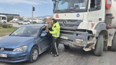 Balıkesir’in Edremit ilçesinde yaşanan trafik kazasında, araç içinde sıkışan bir