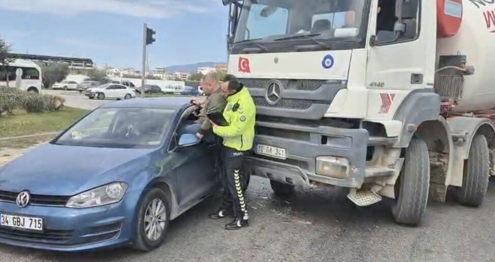 Balıkesir’in Edremit ilçesinde yaşanan trafik kazasında, araç içinde sıkışan bir
