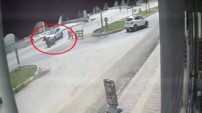 Antalya’da, yol yapım çalışmaları sebebiyle daralan yolda ilerleyen bir otomobile