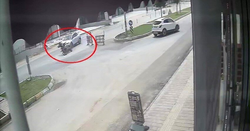 Antalya’da, yol yapım çalışmaları sebebiyle daralan yolda ilerleyen bir otomobile