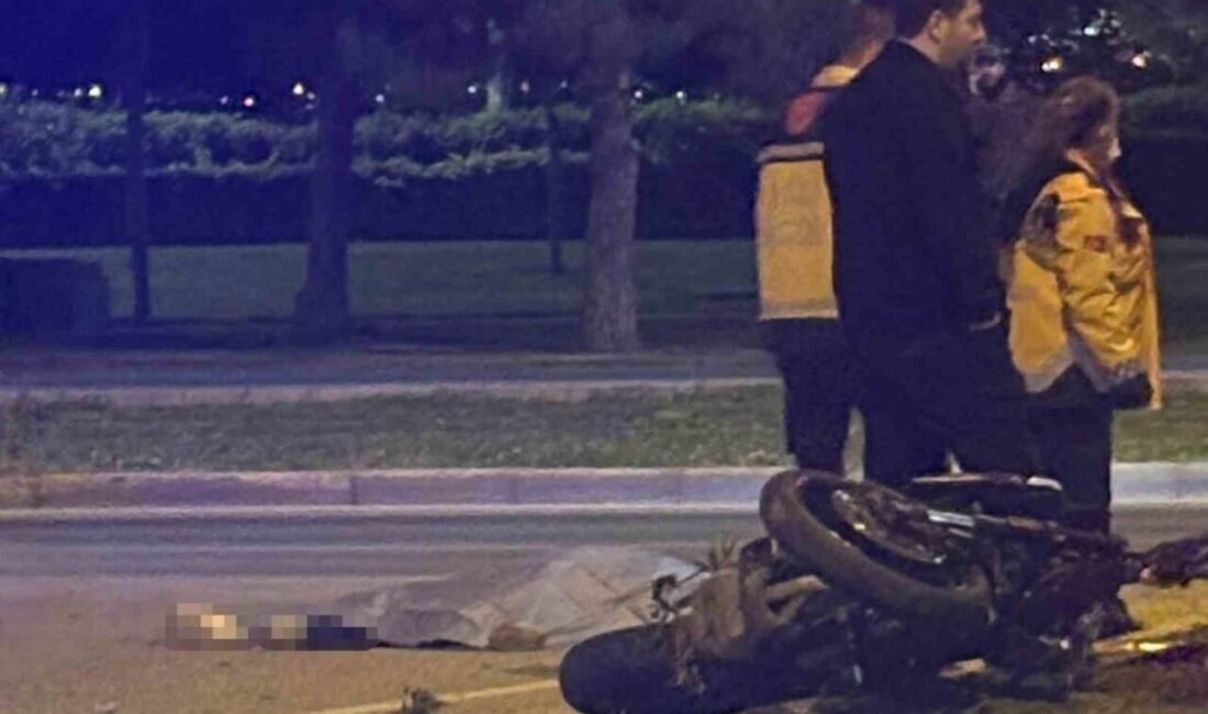 Karşıyaka ilçesinde otomobil ile motosikletin çarpışması sonucu genç bir motosiklet