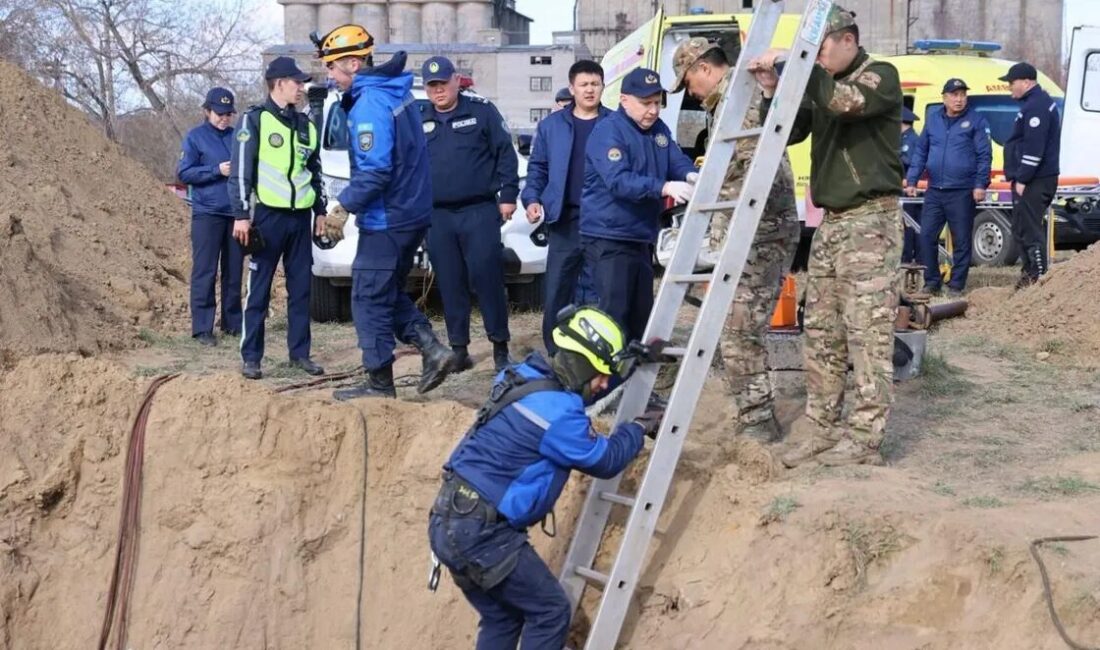 Kazakistan’ın Pavlodar kentinde su borusu döşeme çalışmaları esnasında yaşanan toprak