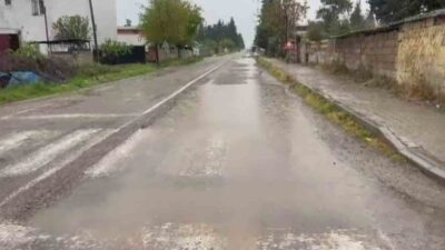 Hatay’ın Kumlu ilçesinde meydana gelen trafik kazasında, iki otomobil çarpıştı