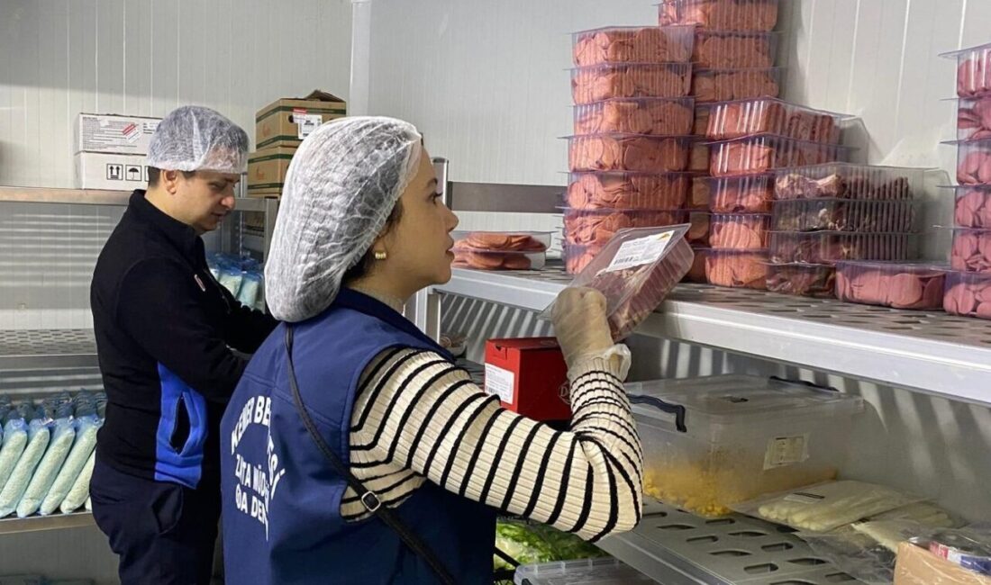 Kemer Belediyesi Zabıta Müdürlüğü ekipleri, Antalya’nın Kemer ilçesinde bulunan restoran
