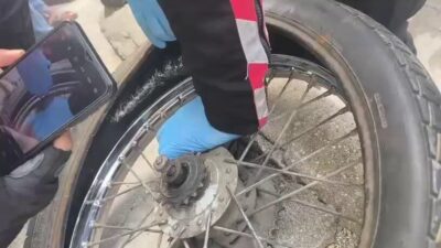 Hatay’da polis ekiplerine kendi isteğiyle evinde bulundurduğu uyuşturucu maddeyi teslim