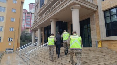 Gümüşhane’de jandarma ekipleri, yol kontrolü sırasında durdurdukları araçta yapılan kimlik