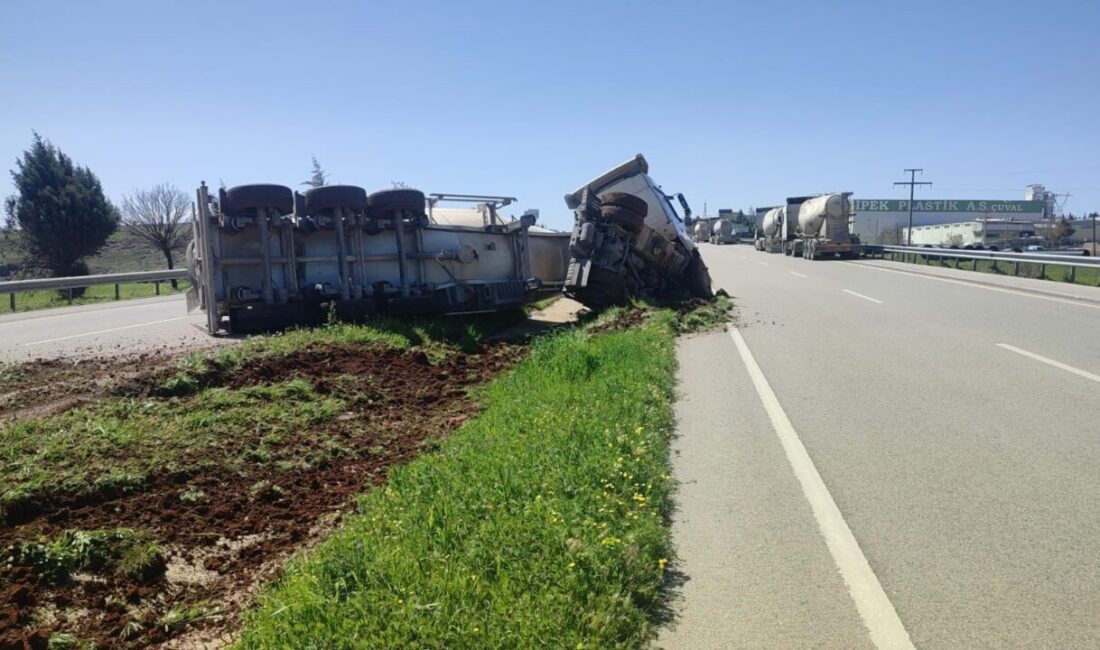 Kilis-Gaziantep karayolunda bir beton mikserinin refüje devrilmesi sonucu meydana gelen