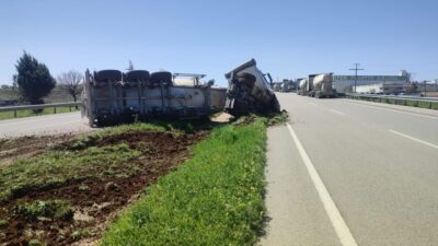 Kilis-Gaziantep karayolunda bir beton mikserinin refüje devrilmesi sonucu meydana gelen