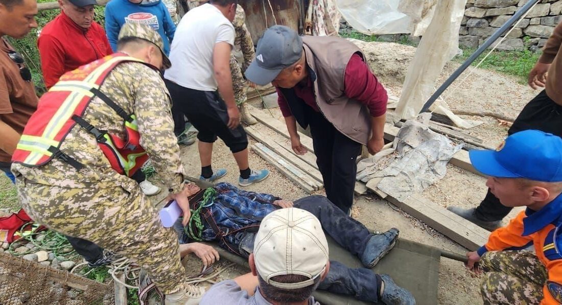 Kırgızistan’da, 65 yaşındaki bir adam, kuyuda 18 metre derinlikte mahsur