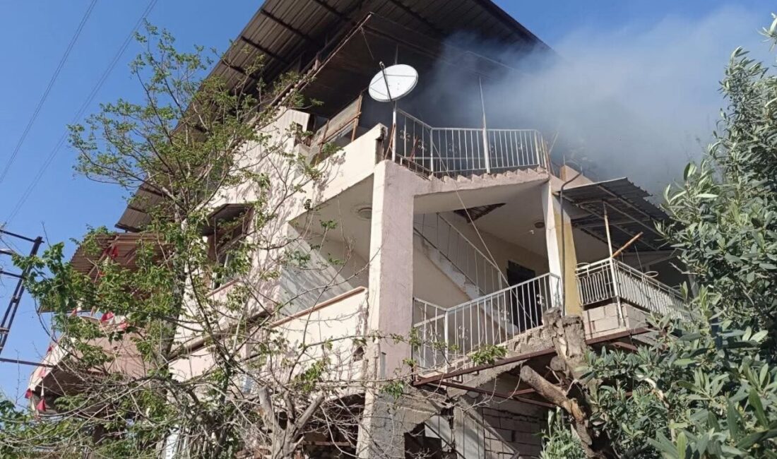Kırıkhan ilçesinde bulunan 2 katlı bir müstakil evin terası, alevlere