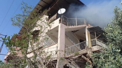 Kırıkhan ilçesinde bulunan 2 katlı bir müstakil evin terası, alevlere