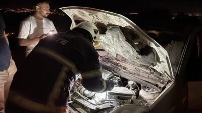 Hatay’ın Kırıkhan ilçesinin Topboğazı Mahallesi’nde seyir halindeki bir otomobilin motor
