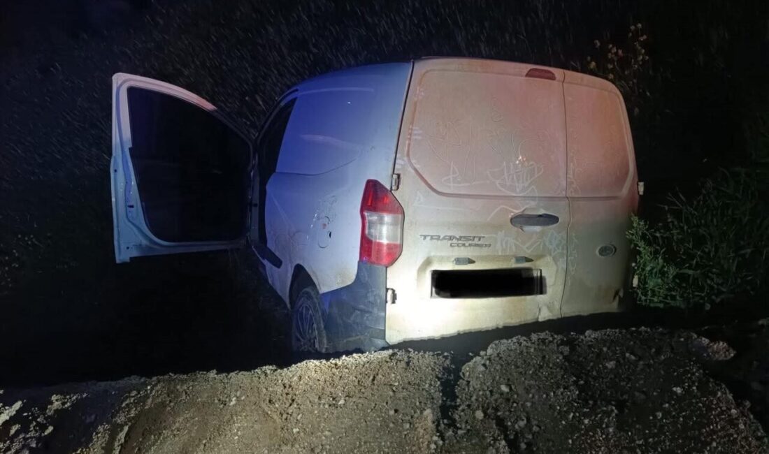 Hatay’da, hafif ticari aracın şarampole devrilmesi sonucu sürücü yaralandı. Kaza,