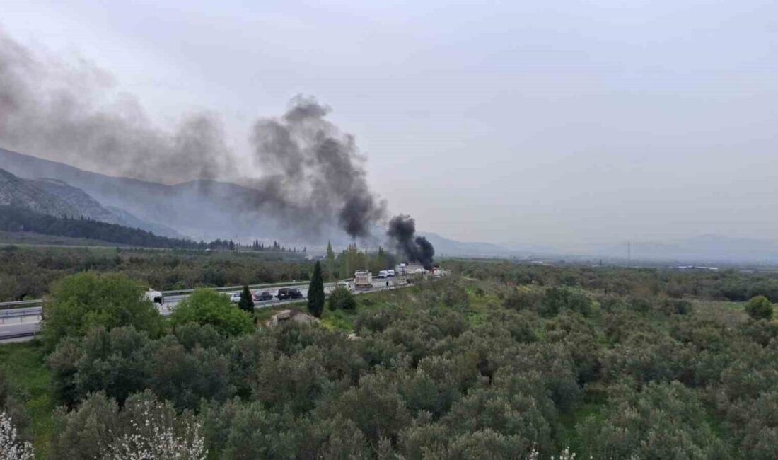 Manisa’nın Kırkağaç ilçesinde meydana gelen bir trafik kazasında, bir otomobil