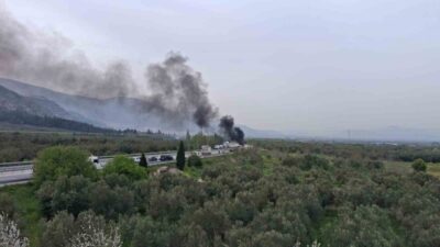Manisa’nın Kırkağaç ilçesinde meydana gelen bir trafik kazasında, bir otomobil