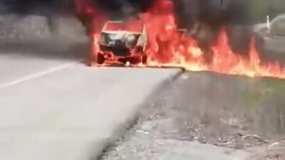 Kırklareli ilinde seyir halindeyken alev alan bir otomobil tamamen kullanılamaz