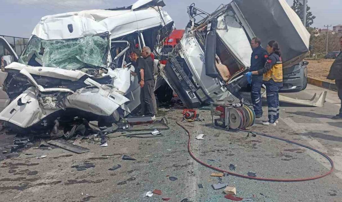 Kırşehir’in Mucur ilçesinde kontrolden çıkan bir kamyonun, kırmızı ışıkta bekleyen