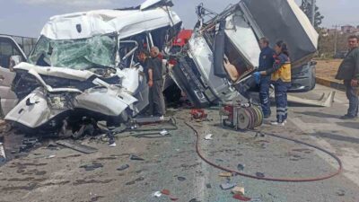 Kırşehir’in Mucur ilçesinde kontrolden çıkan bir kamyonun, kırmızı ışıkta bekleyen