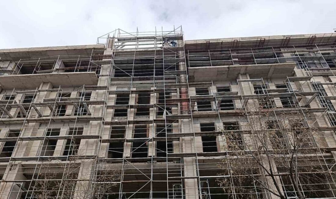 Kırşehir ilinde devam eden hükümet konağı inşaatında çalışan 3 işçi,