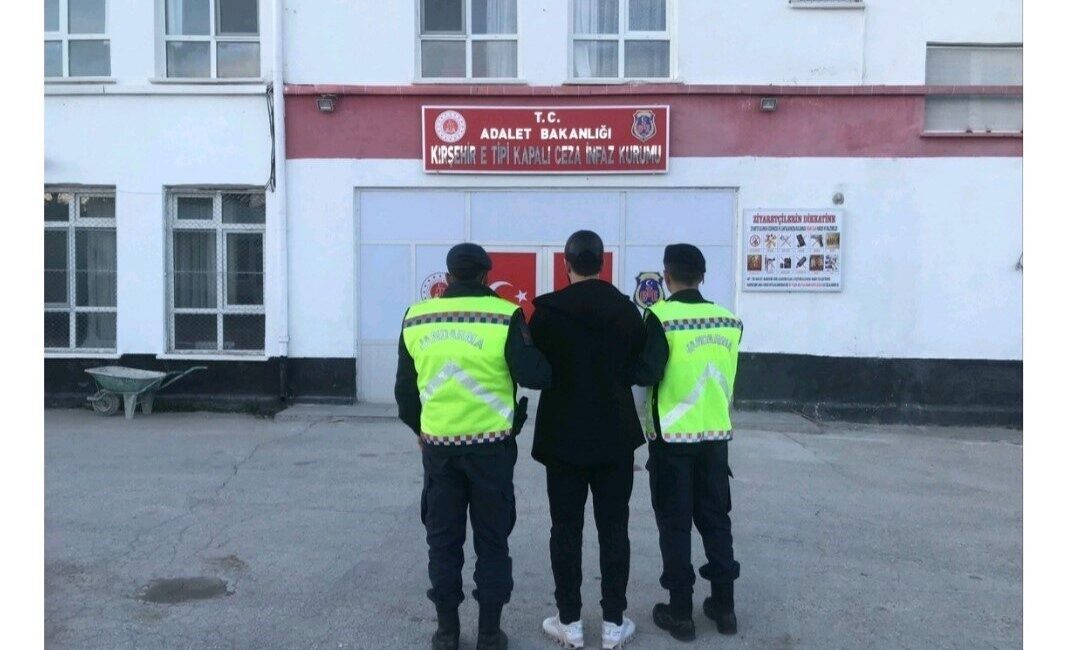 Kırşehir’de jandarma tarafından yürütülen göçmen kaçakçılığı operasyonunda 1 kişi tutuklandı