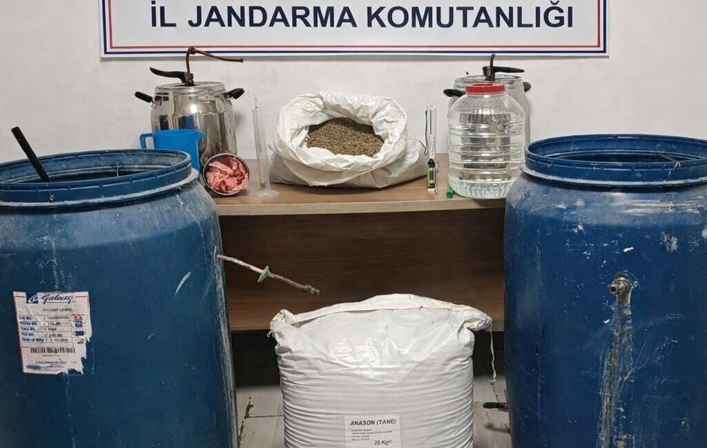 Kırşehir ilinde, polis ve jandarma ekipleri, kaçak alkol üretimi yaptığı