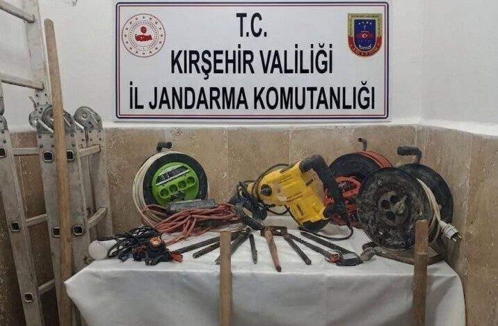 Kırşehir’de, “Anadolu Mirası” operasyonları kapsamında kaçak kazı yaptıkları tespit edilen