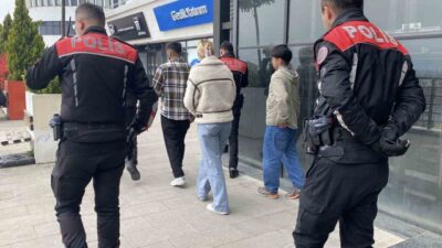 Bolu’da bir kafede kız kardeşini bir erkekle gören bir kadın