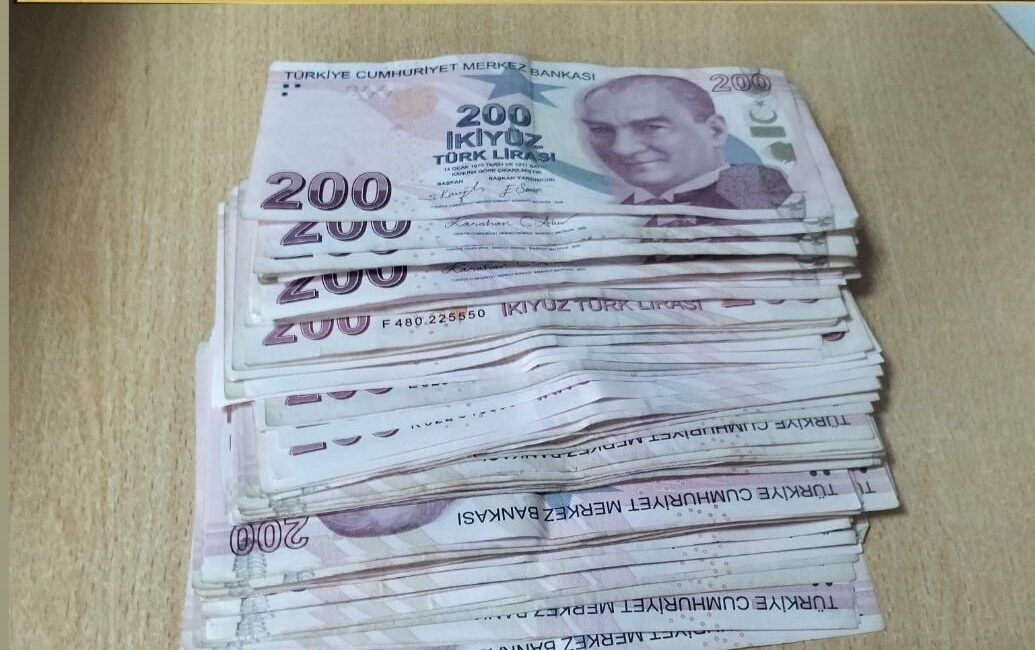 İzmit ilçesinde, Kuyumcular Çarşısı’nda faaliyet gösteren iki ayrı kuyumcuda sahte