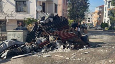 Darıca ilçesinde tadilat halindeki 5 katlı bir binanın çatısında çıkan