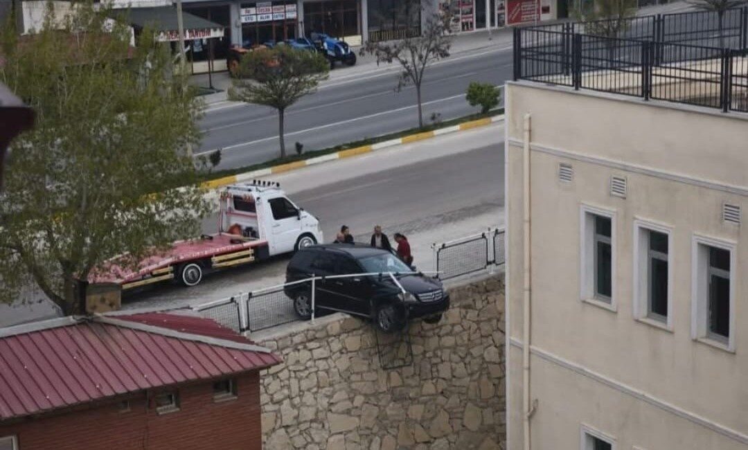 Darende ilçesinde meydana gelen trafik kazasında, bir araç kontrolünü kaybederek