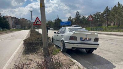 Eskişehir’de meydana gelen trafik kazasında bir araç kontrolünden çıktı ve
