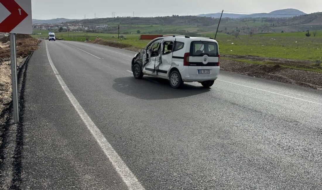 Adıyaman’ın Gölbaşı ilçesinde bir kamyonetin kontrolden çıkarak karşı şeride geçmesi