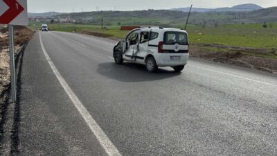 Adıyaman’ın Gölbaşı ilçesinde bir kamyonetin kontrolden çıkarak karşı şeride geçmesi
