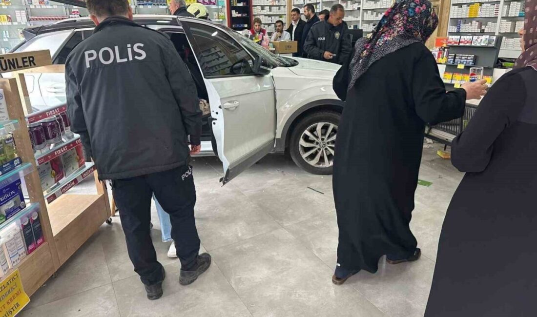 Kayseri’nin Kocasinan ilçesinde, bir sürücünün kontrolünü kaybetmesi sonucunda otomobilin bir