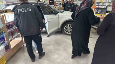 Kayseri’nin Kocasinan ilçesinde, bir sürücünün kontrolünü kaybetmesi sonucunda otomobilin bir