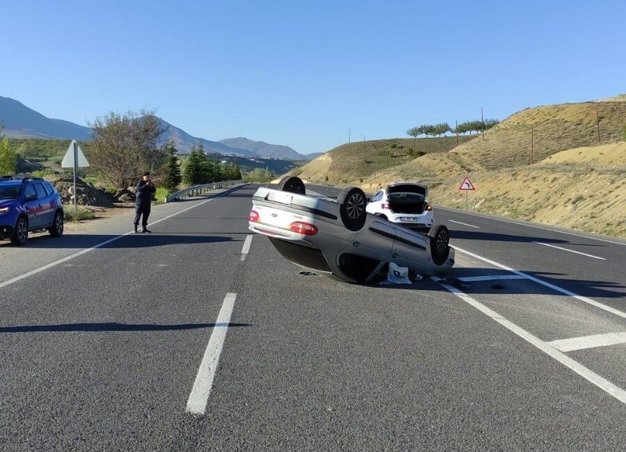 Malatya’da bir araç sürücüsünün kontrolünü kaybederek takla attı ve ters